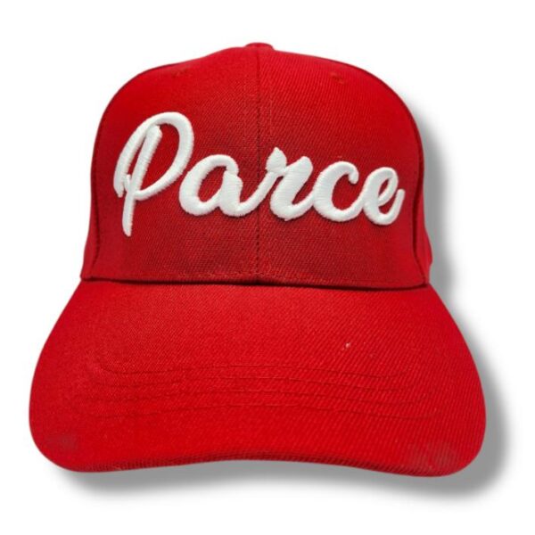 Gorra Roja “Parce” Bordada – Estilo Colombiano Urbano